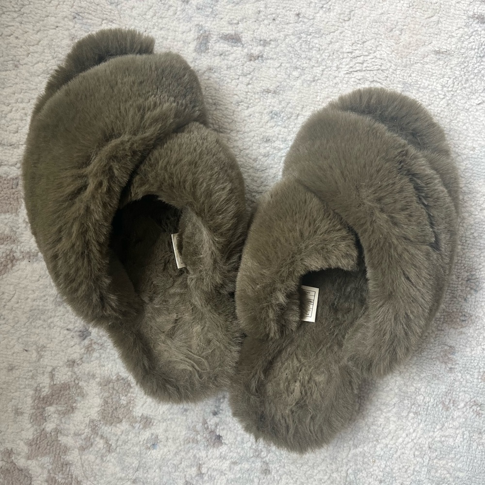 Apparis slippers - like new!
